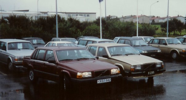 Volvo 740 GL 1987 og 1990 þá nýr 5. ágúst 1990 á planinu hjá Velti hf.